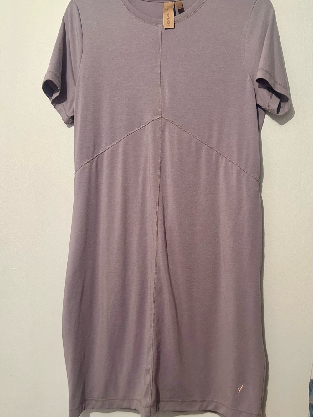 Midi T-Shirt Dress in Dusty Lavender Large- Robe de randonnée et voyage Indyeva